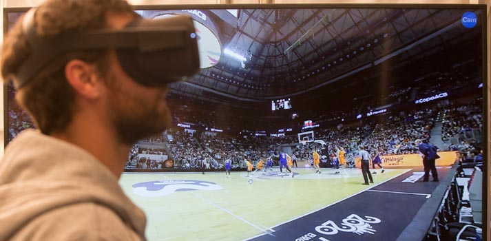 Un espectador disfruta de la realidad virtual gracias al 5G