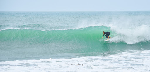 surf+en+Cabo+de+Roche+foto+@prostyle+rider+@arran_strong+en+un+derechón